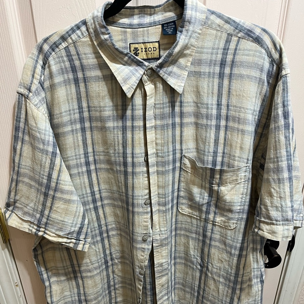 Izod Men's Short Sleeve Plaid Button-Down Shirt in Blue and Cream